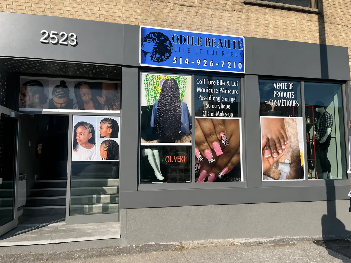 Cliente Odile Beauté avec une coiffure tressée